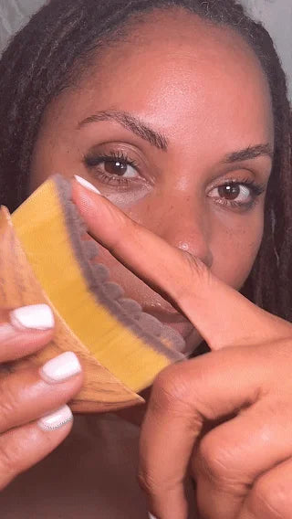 Femme détendue après soin du visage avec la brosse Orvova.