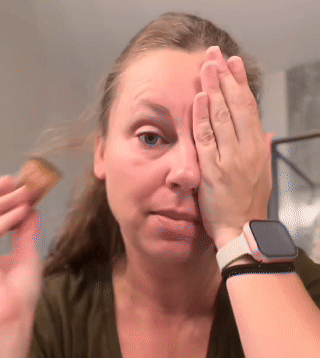 Femme utilisant la brosse pour le drainage lymphatique du visage.